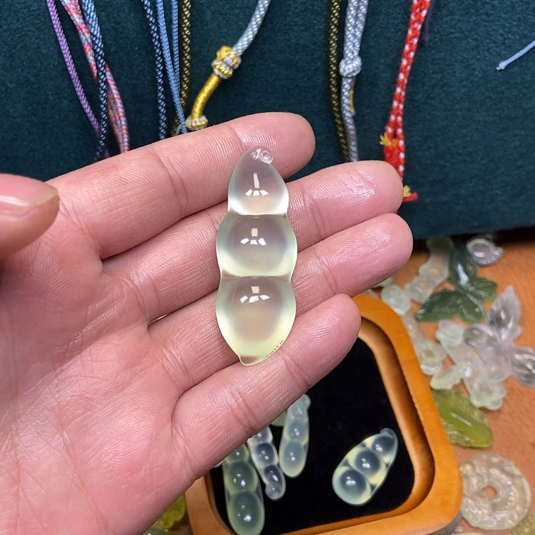 欲***昏蛇纹石玉未镶嵌颈饰