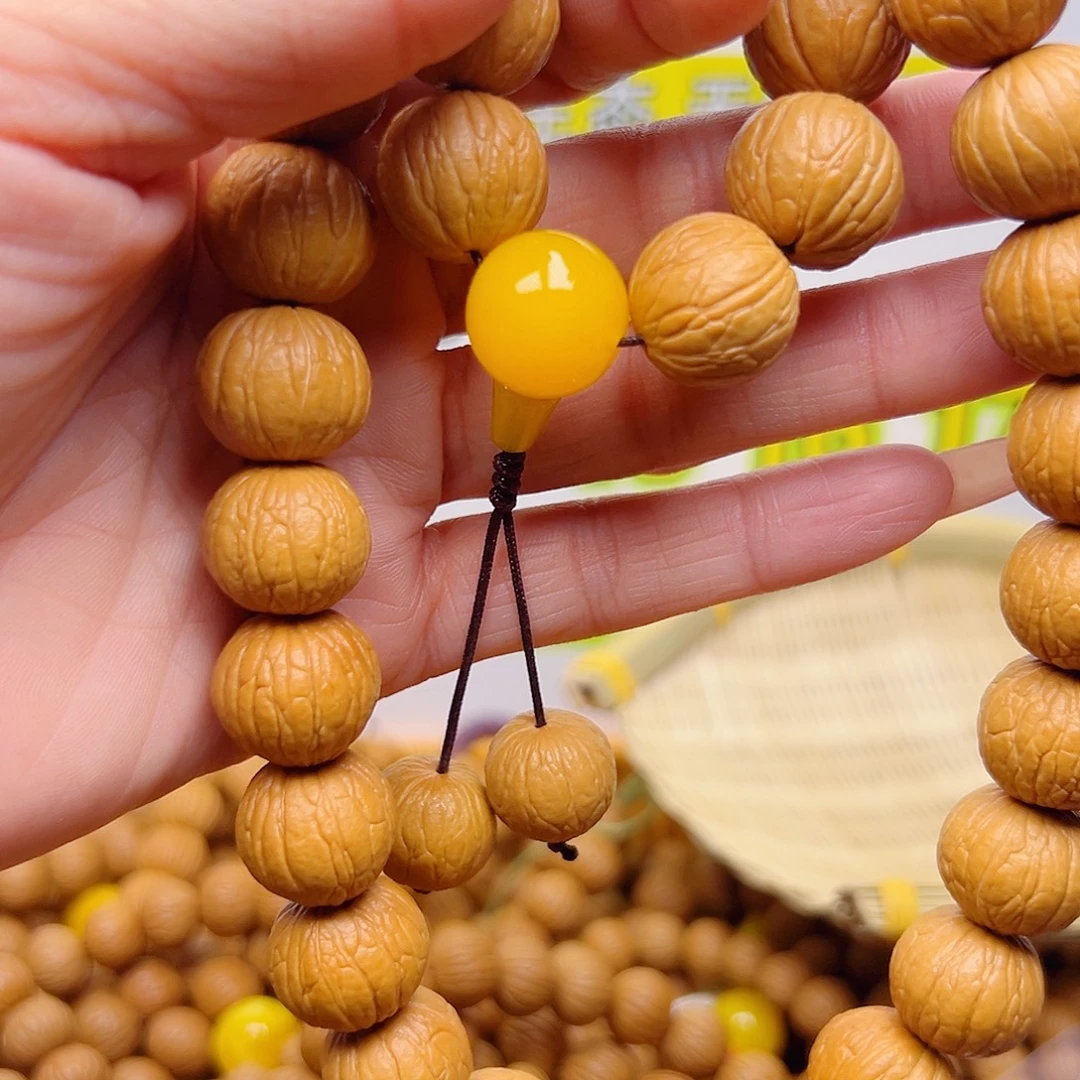 V***5猴头核桃吊坠34手持