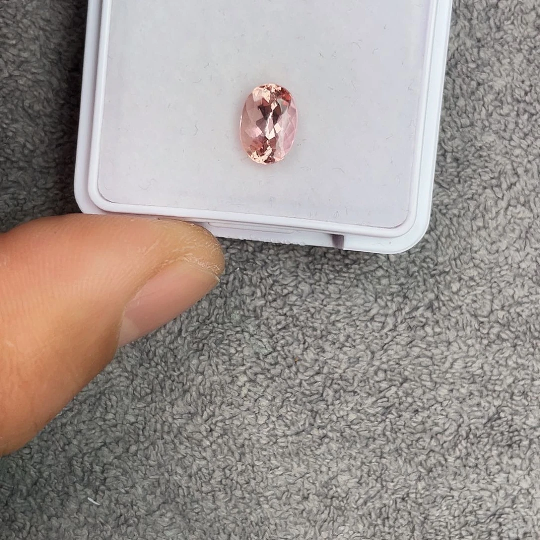 托帕石裸石未镶嵌1.83Ct。