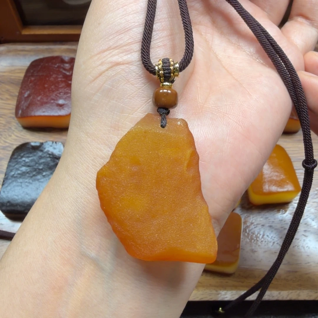 琥珀未镶嵌吊坠(赠链)