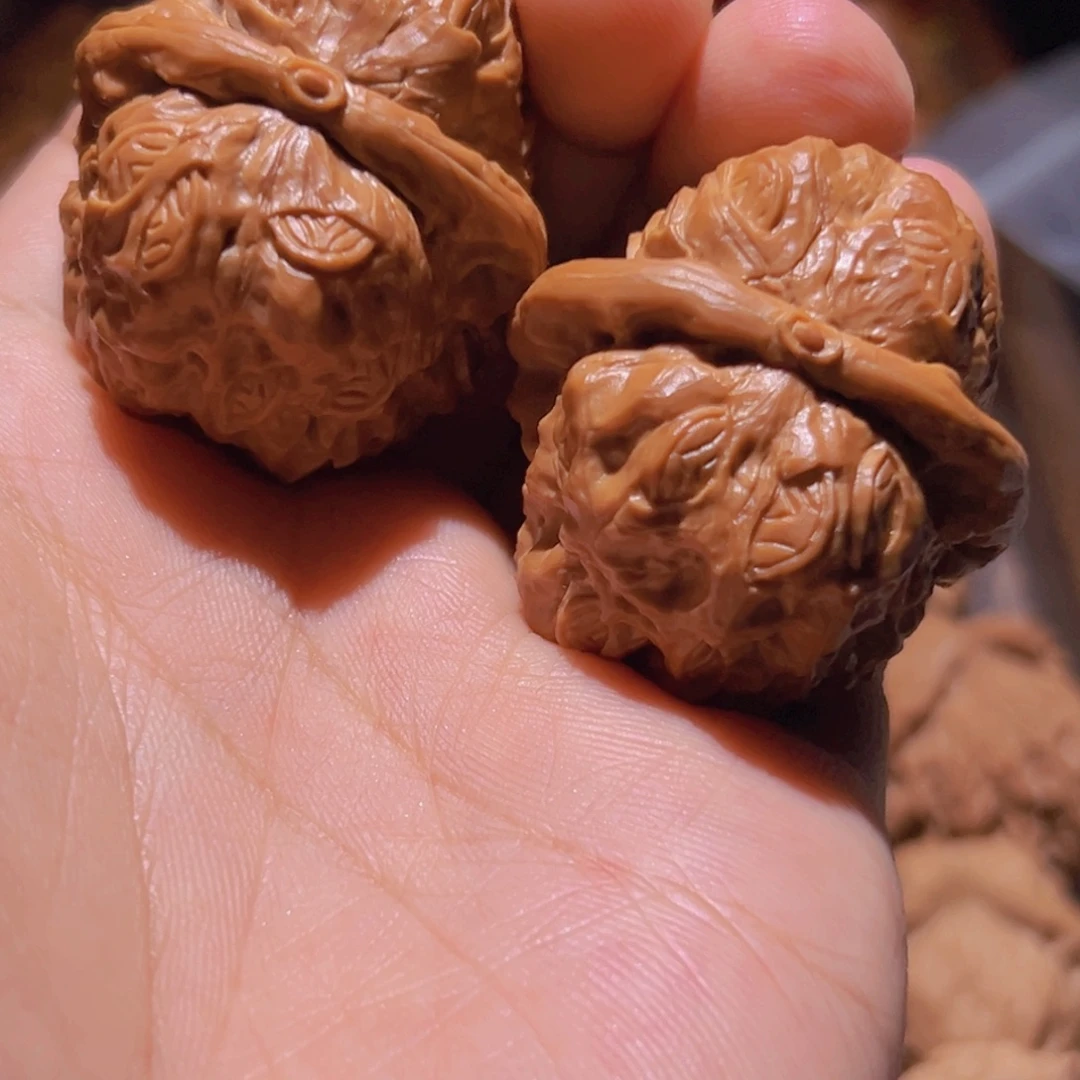 瑞麟文玩核桃蛤蟆头雕刻