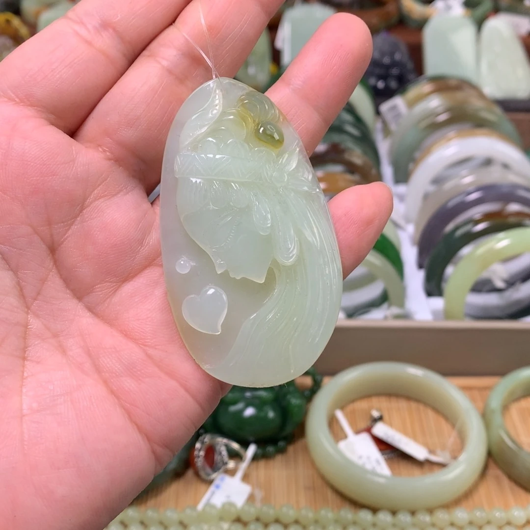 岫玉未镶嵌颈饰吊坠