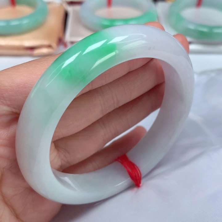 翡翠手镯未镶嵌白底青