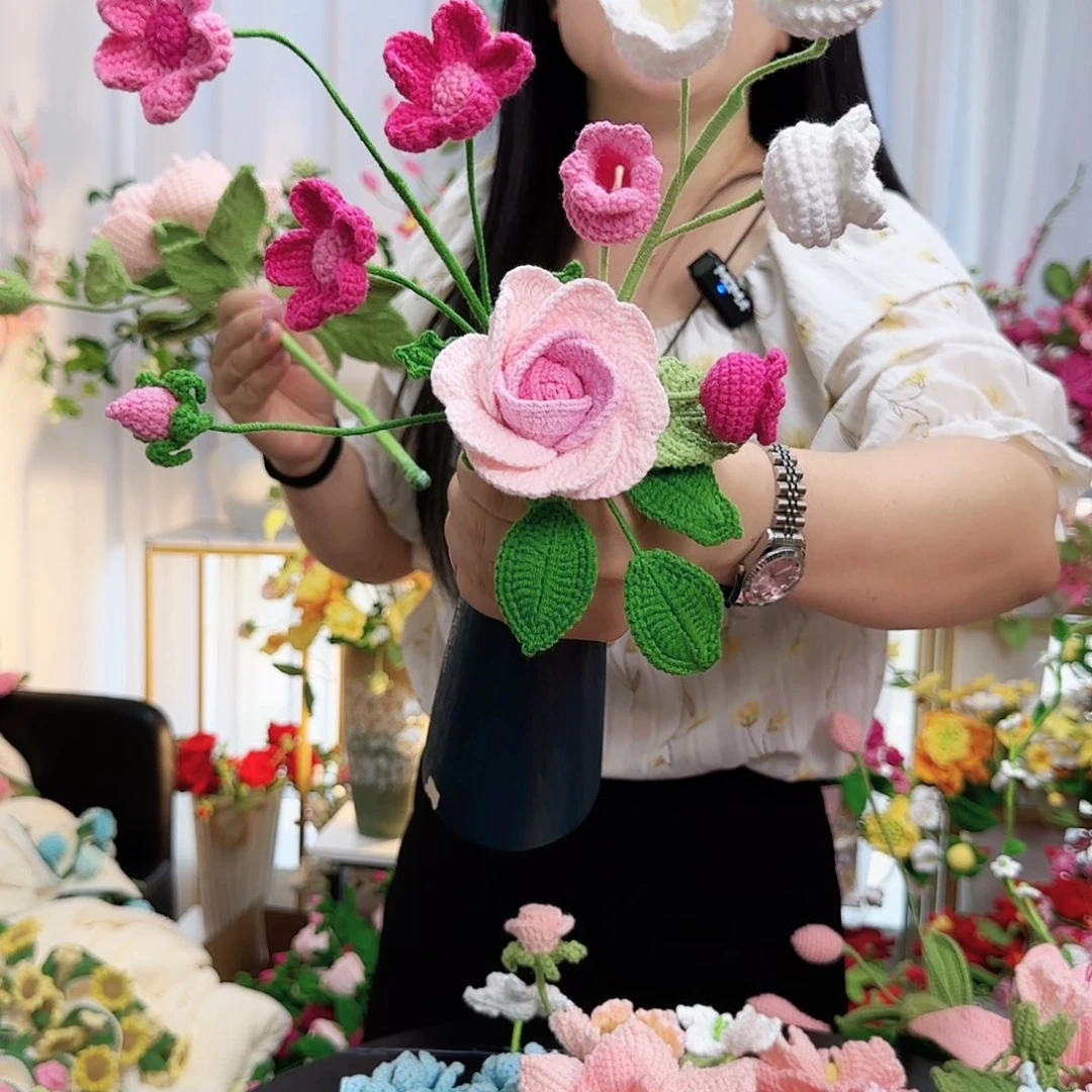 手工钩织蔷薇花束