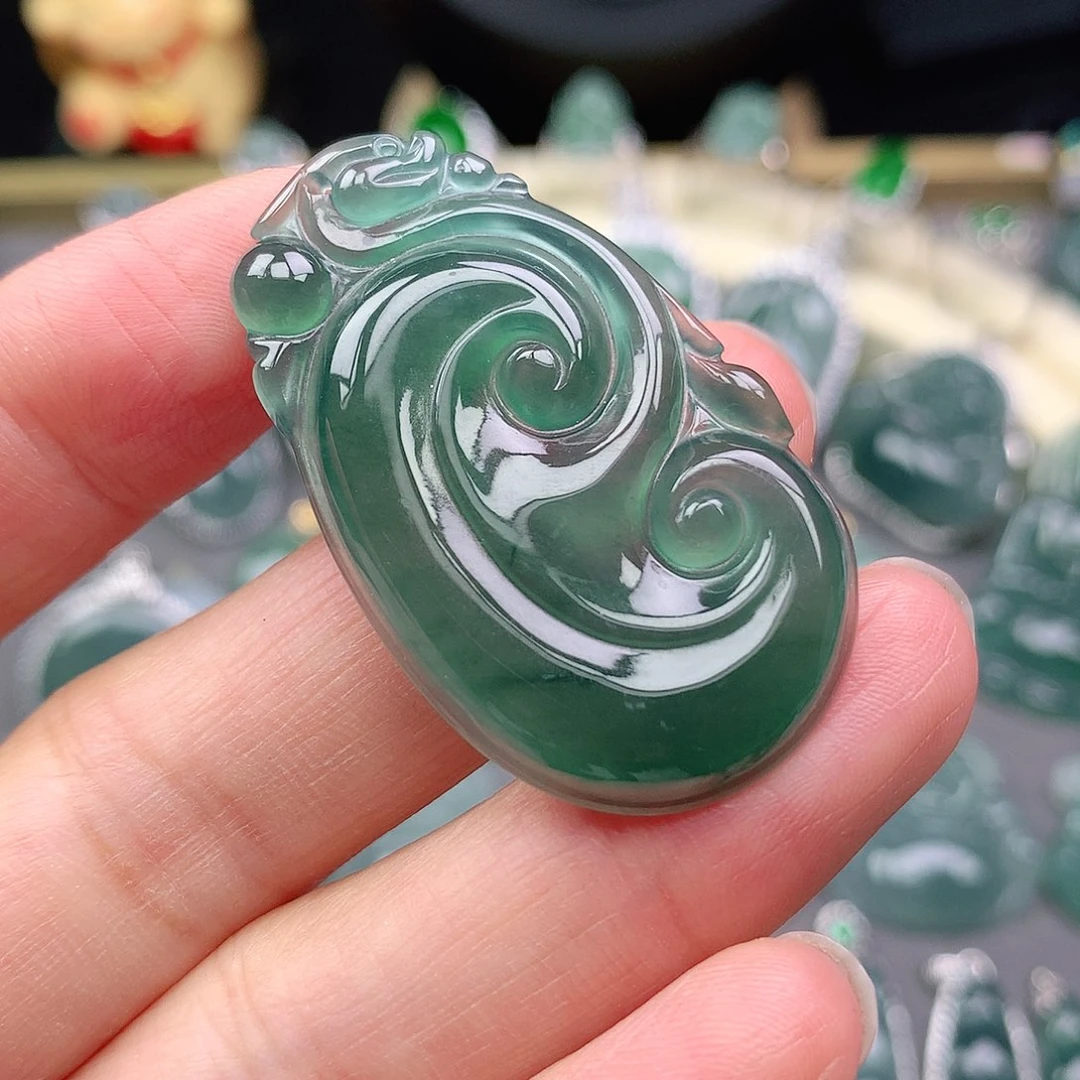 随***馆翡翠未镶嵌颈饰吊坠