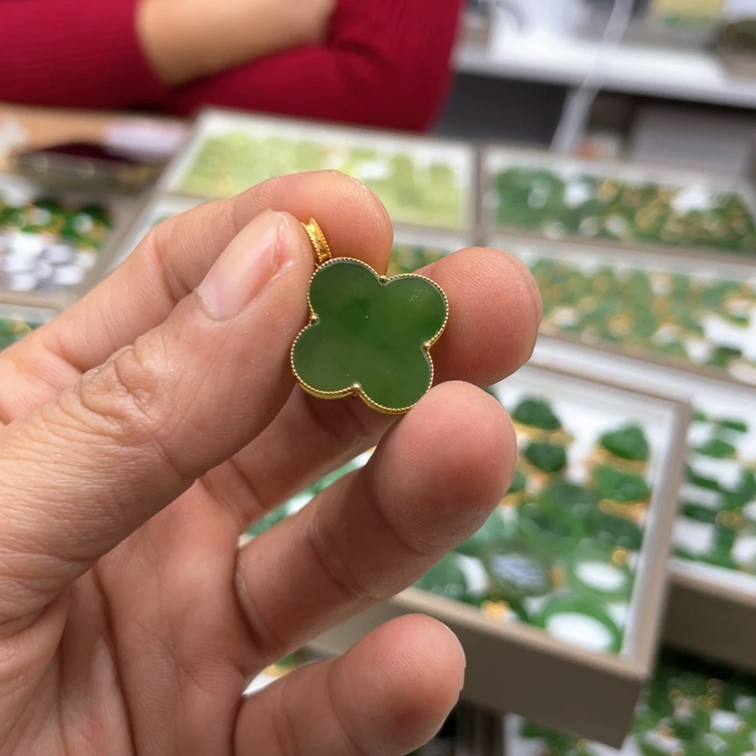 颈饰18K金镶嵌和田玉