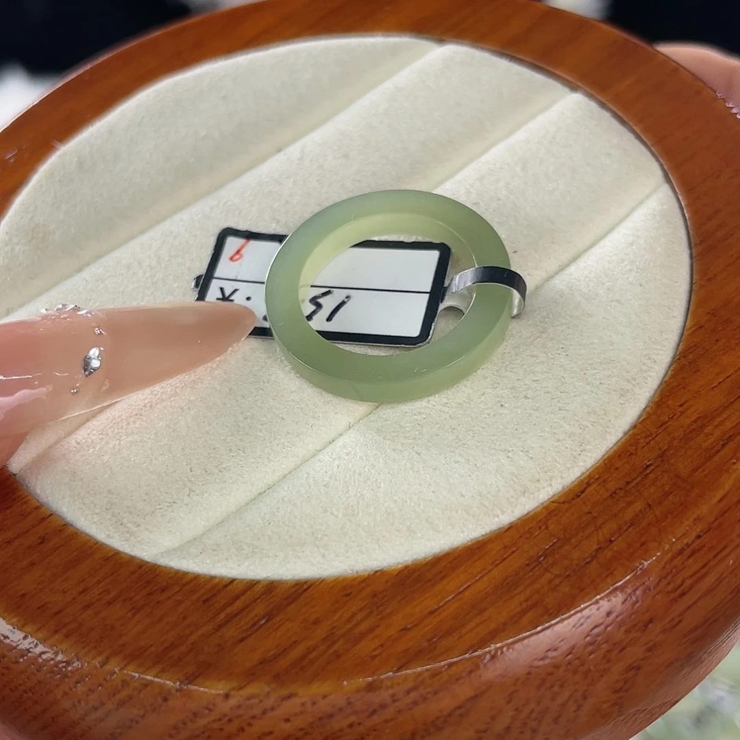 和田玉未镶嵌戒指l55。细圆切青提色。17.1。不退换