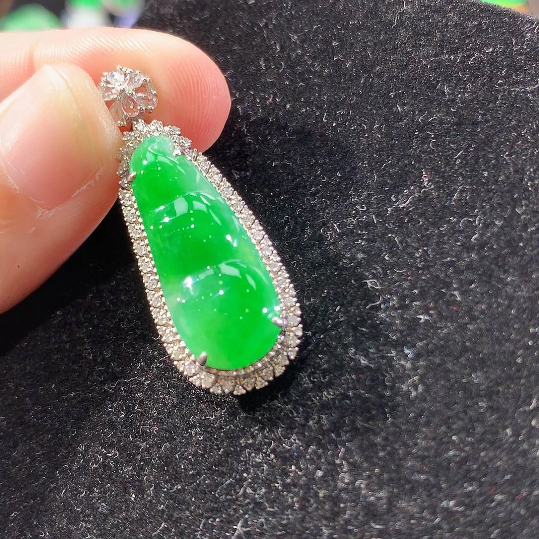 翡翠18K金镶嵌颈饰