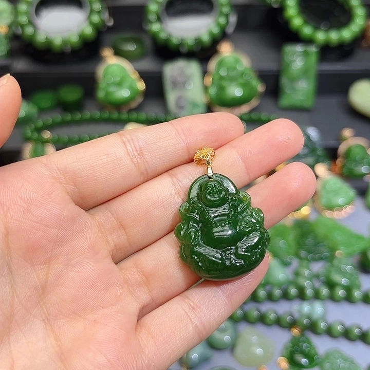 颈饰18K金镶嵌和田玉（碧玉）