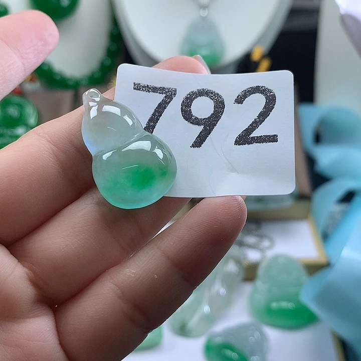 吊坠(赠链)未镶嵌翡翠