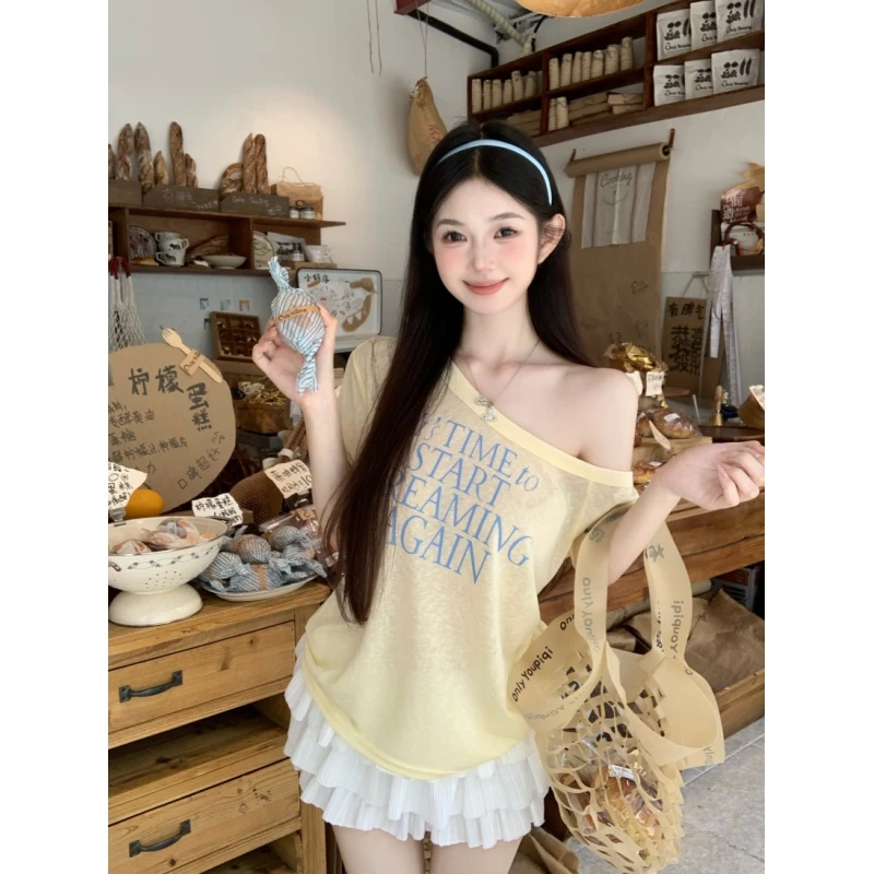 字母印花冰丝短袖t恤女初夏穿搭设计感宽松纯欲辣妹斜肩上衣+半裙