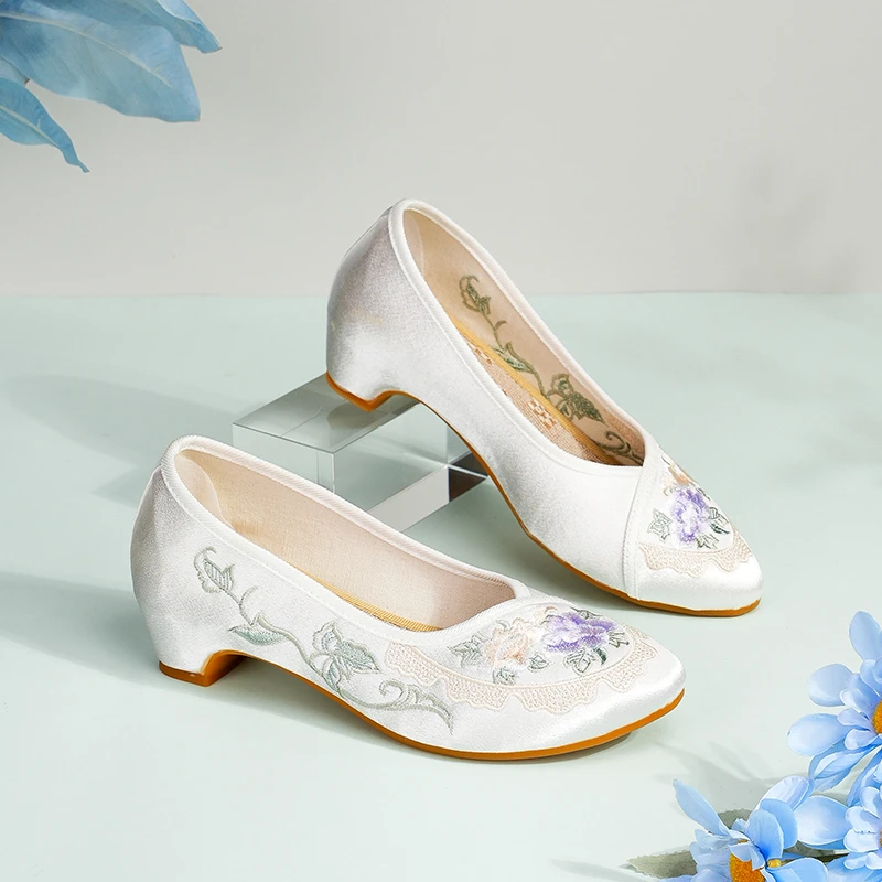 《白茶》夏季民族风尖头透气低帮国风凉鞋绣花旗袍鞋526-134