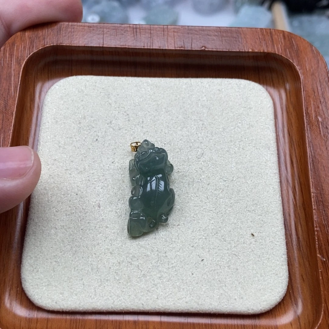 凣***尜翡翠未镶嵌颈饰如意貔貅