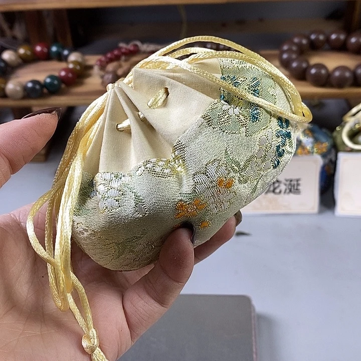 泥塑一*抖瑕疵苏合1.8香包