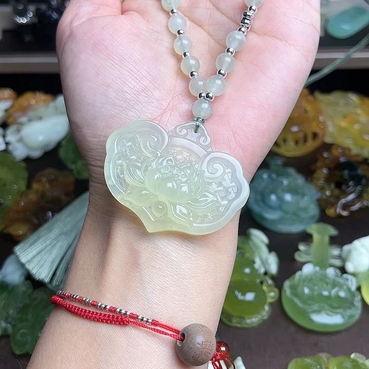 蛇纹石玉颈饰未镶嵌