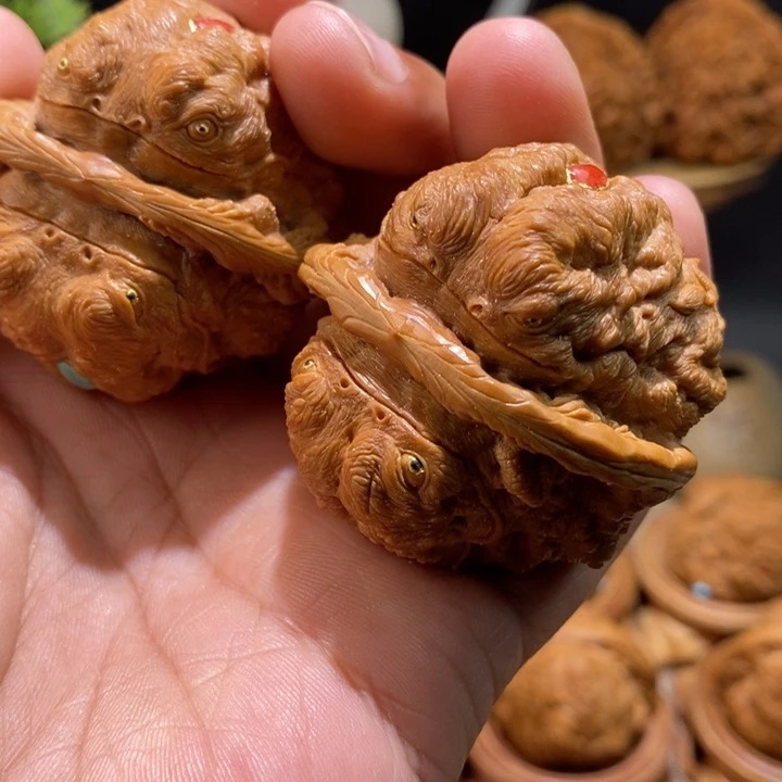 聪***球文玩核桃把件纯手工雕刻文玩核桃