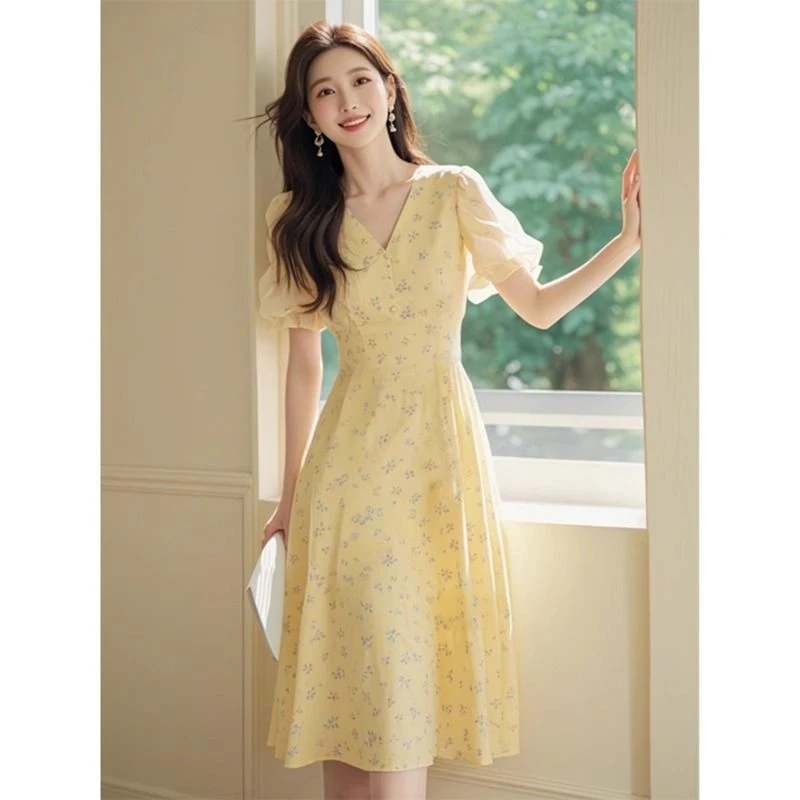 温柔女装2025夏季时尚简单大方桔梗法式气质修身黄色碎花连衣裙女