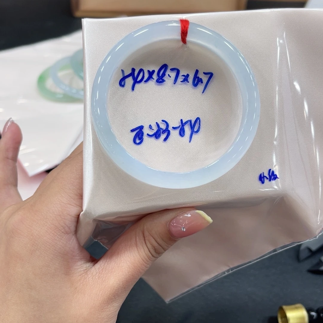 翡翠手镯未镶嵌?****r翡翠