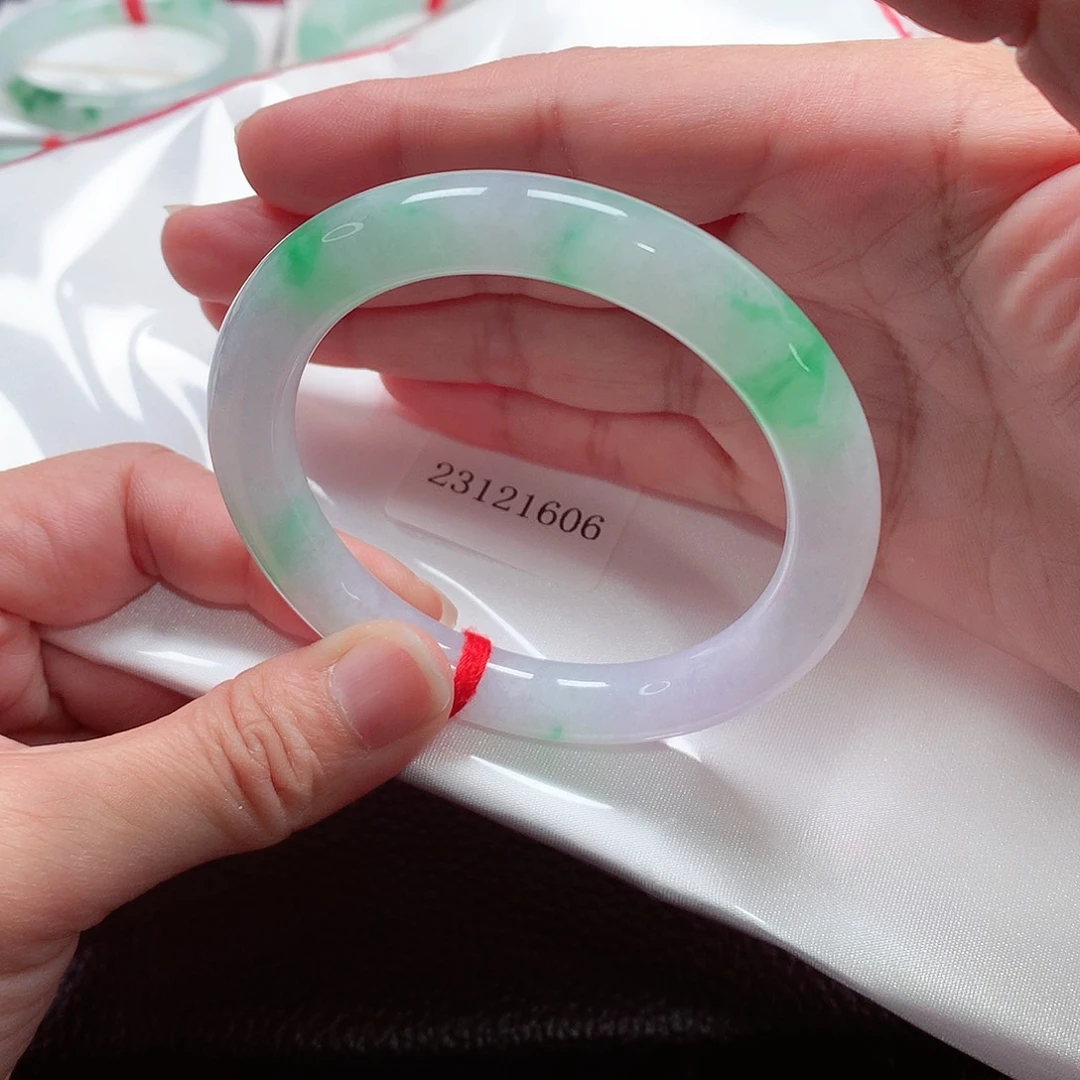 翡翠手镯（圆镯）未镶嵌天然A货翡翠手镯