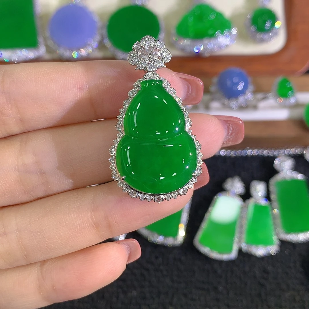 颈饰18K金镶嵌翡翠葫芦