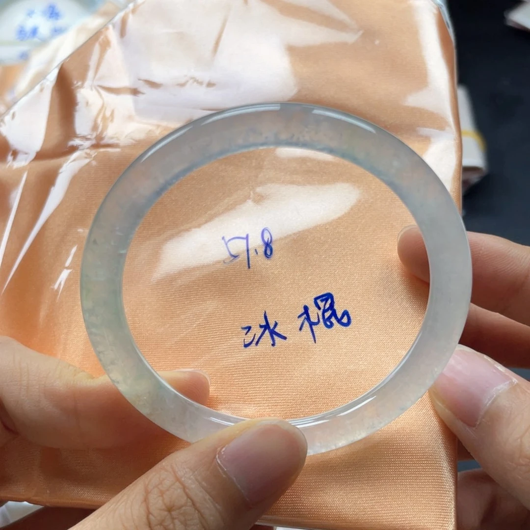 翡翠手镯未镶嵌翡翠