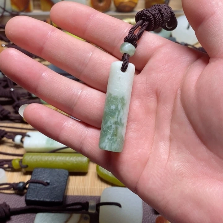 蛇纹石玉挂件未镶嵌