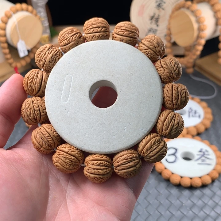 桃核手串龙鳞芭蕉扇