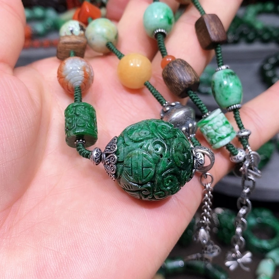 颈饰未镶嵌翡翠漂亮美眉