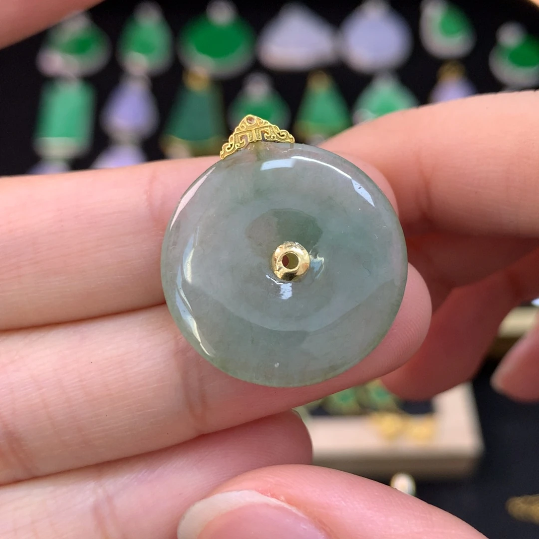 翡翠18K金镶嵌颈饰有纹