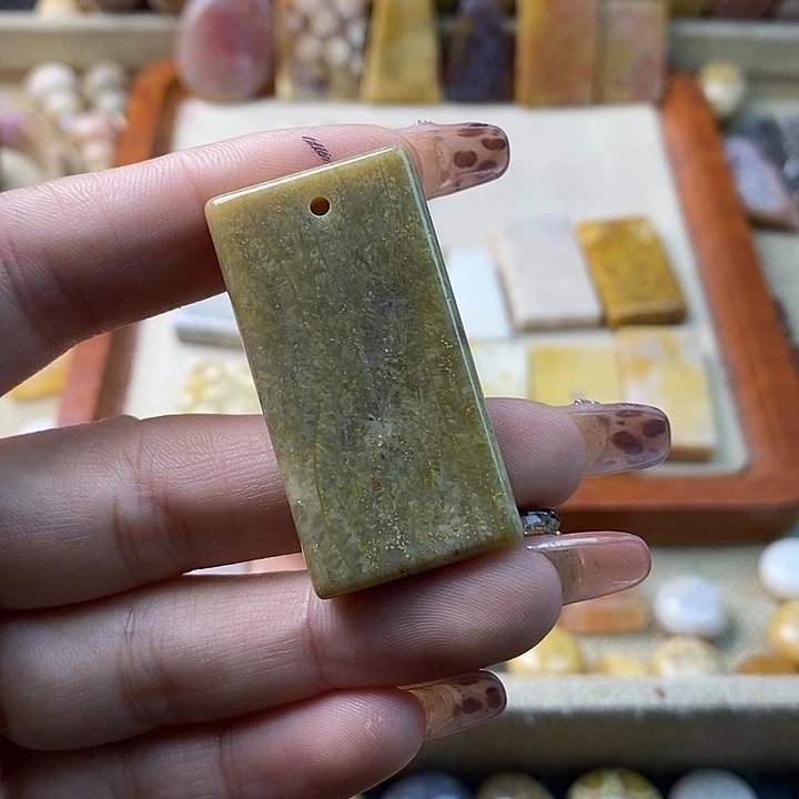 乐***乐查罗石未镶嵌颈饰