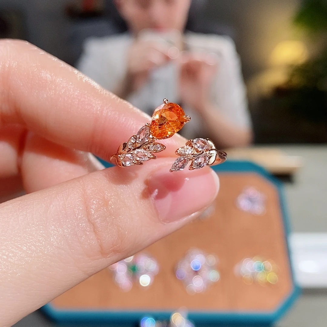 18K金镶嵌戒指石榴石（芬达石）1.075ct