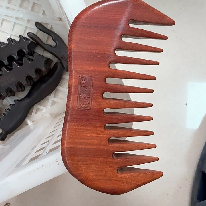 红檀木小月梳子瑕疵