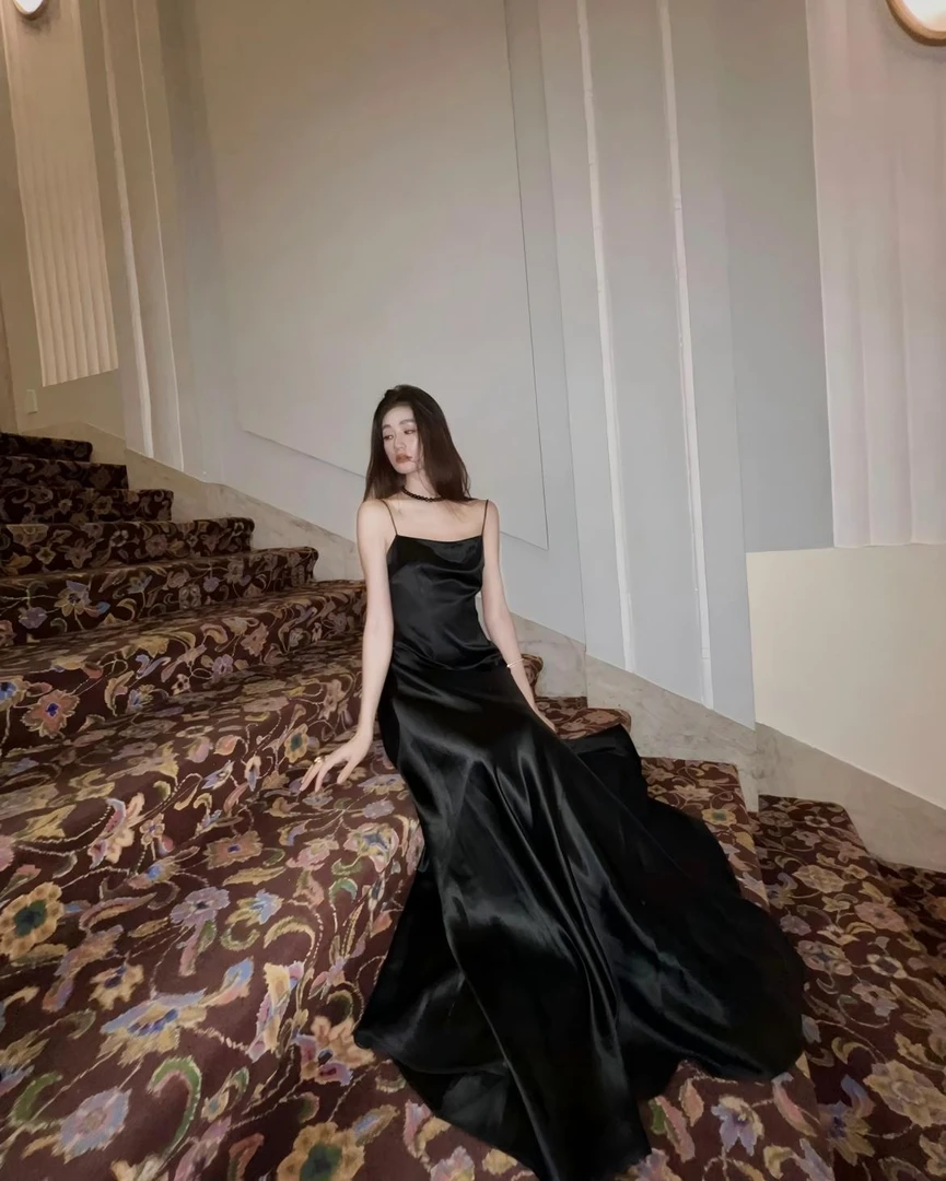 缎面高级礼服春秋季梨型身材吊带连衣裙收腰高个子辣妹度假高智感