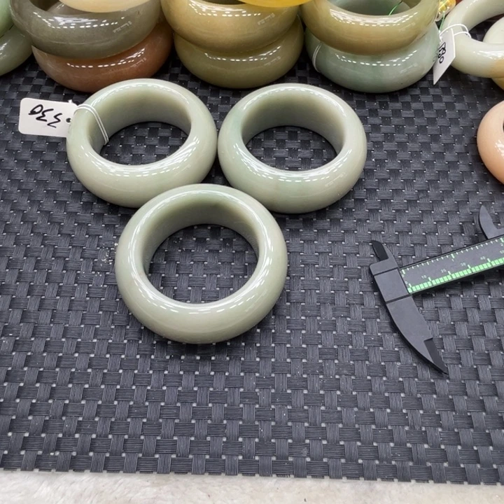 ****石英岩玉未镶嵌手镯