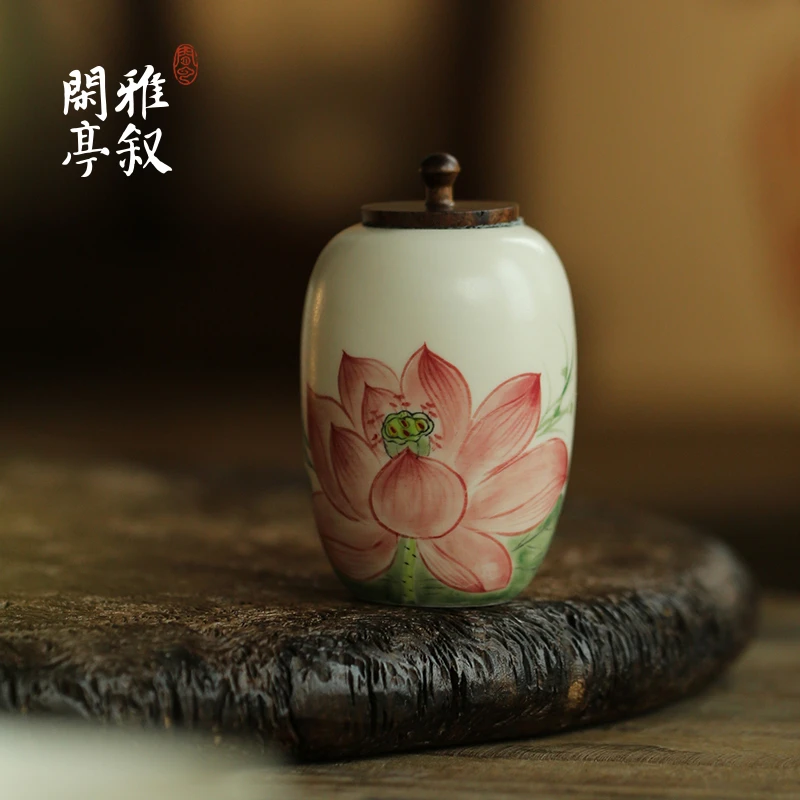茶小洋-手绘荷花羊脂玉瓷小茶叶罐