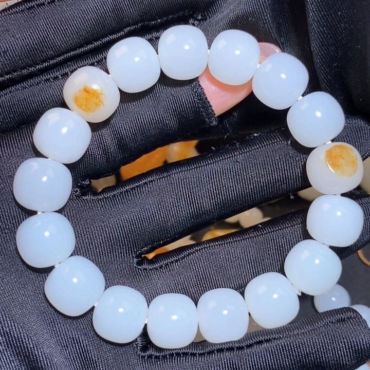 王***健和田玉未镶嵌手链