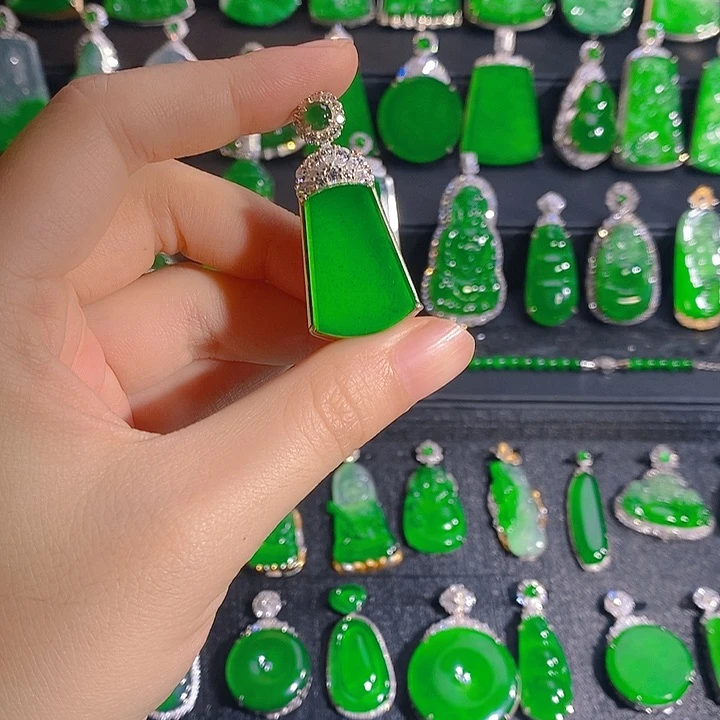 翡翠未镶嵌颈饰是