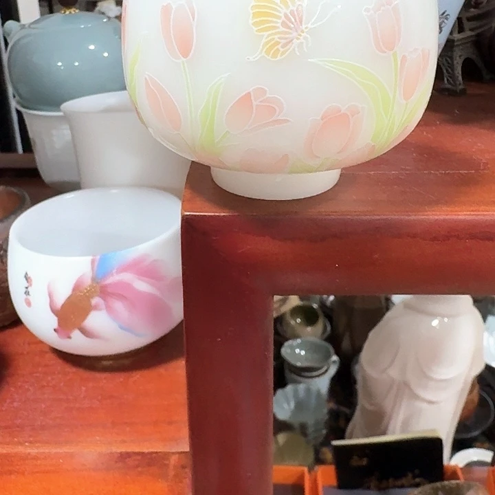 主人杯一个，瓷。。品茗