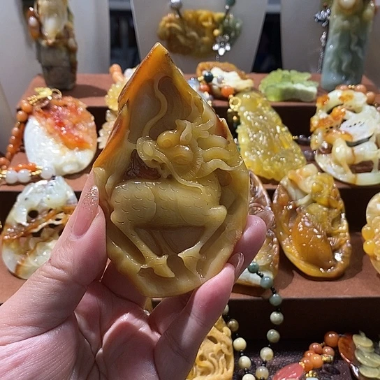 胡***极蛇纹石玉未镶嵌颈饰