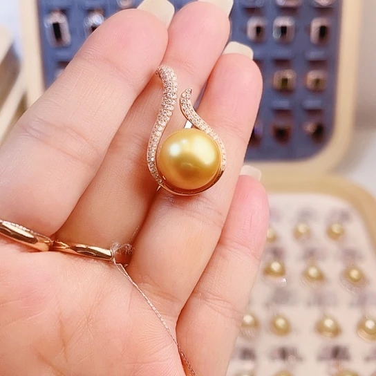 颈饰18K金镶嵌海水珍珠