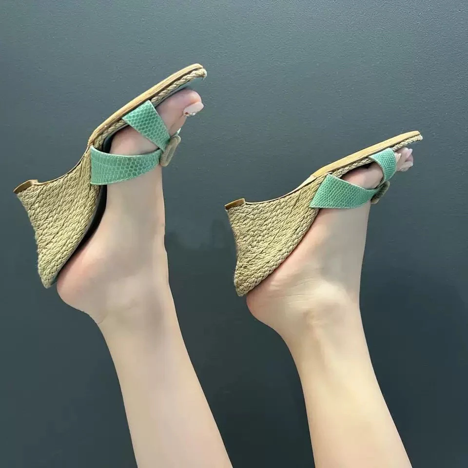 法式绿色编织坡跟露趾凉鞋女外穿2025夏季新款绝美交叉带高跟拖鞋