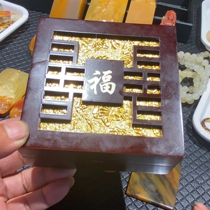 未镶嵌石英质玉（黄龙玉）颈饰