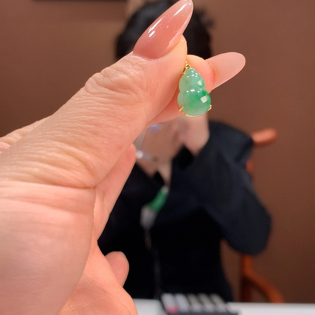 18K金镶嵌翡翠耳饰吊坠