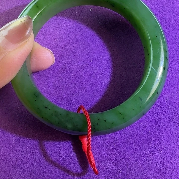 爱***己和田玉未镶嵌手镯