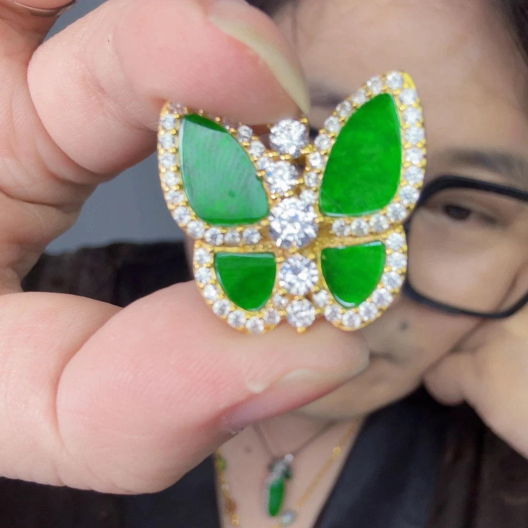 翡翠未镶嵌颈饰一件