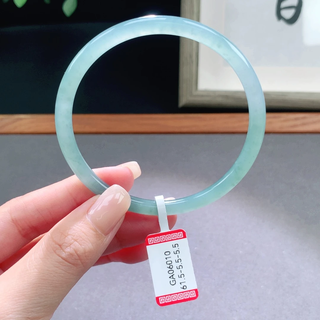 翡翠手镯未镶嵌天然翡翠