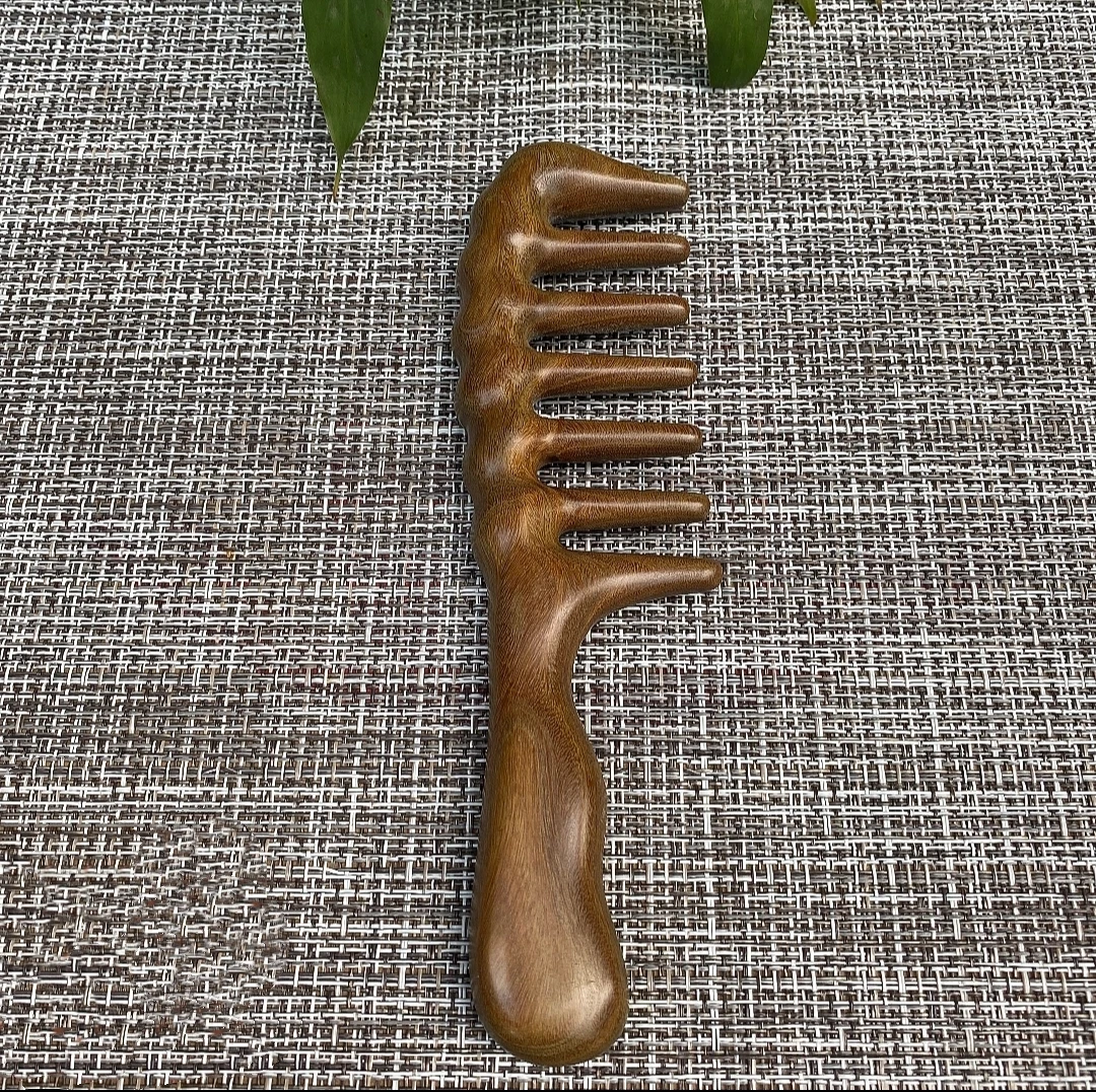 绿檀梳子 实木梳子 檀木梳子 厚大木雕梳子 带天然香味木雕梳子