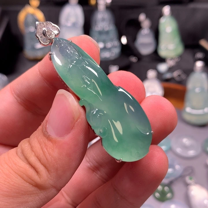 翡翠18K金镶嵌颈饰晴底飘花御凤观音