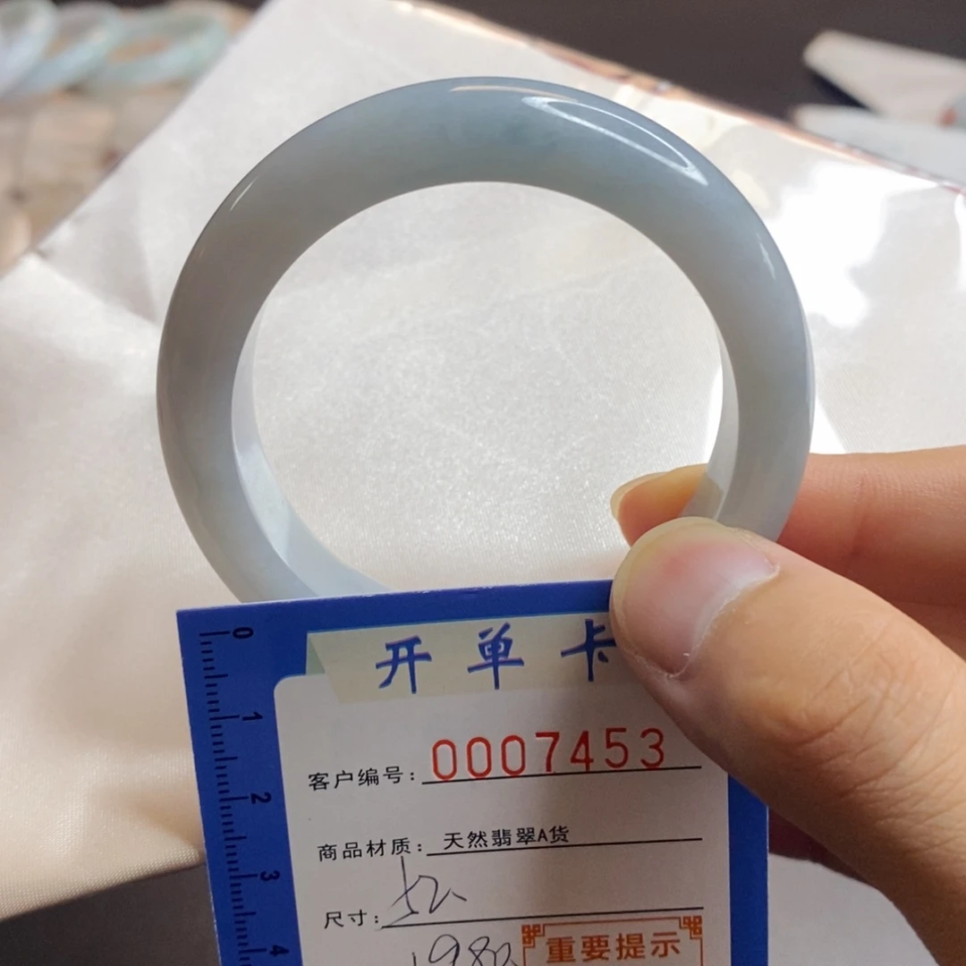 翡翠手镯未镶嵌翡翠