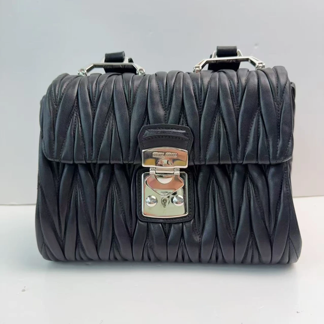 95新 MIU MIU/缪缪 缪缪黑色褶皱单肩包